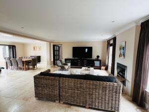 TV a/nebo společenská místnost v ubytování Chandler Heights Guesthouse