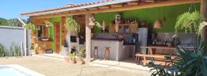 een keuken met een groene muur en een tafel bij Rancho Bela Vista Sapirara in Trancoso
