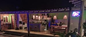 een keuken en eetkamer met een tafel en een aanrecht bij Rancho Bela Vista Sapirara in Trancoso