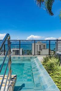balkon z basenem i oceanem w obiekcie Maceió Edifício TIME - Apto 406 - Maceió AL w mieście Maceió