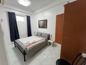 a small bedroom with a bed and a window at Bianco 305 in Angeles