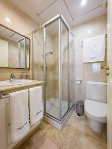 サン・ハビエルにあるApartamento Almyra Roda Golfのシャワー、トイレ、洗面台を備えたバスルーム +9枚の写真