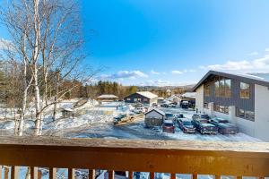 un patio cubierto de nieve con coches aparcados en un aparcamiento en Ski 'n' Stay, en Ludlow