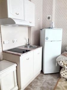 Η κουζίνα ή μικρή κουζίνα στο Coastal Studio with Sea View in Elenite, 40m² + Pool +24 φωτογραφίες