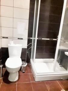Ένα μπάνιο στο Coastal Studio with Sea View in Elenite, 40m² + Pool