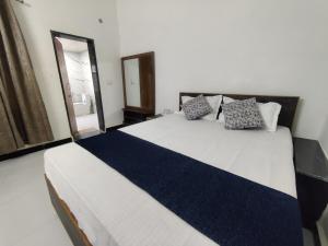 Postel nebo postele na pokoji v ubytování 2BHK Cliff Side Villa