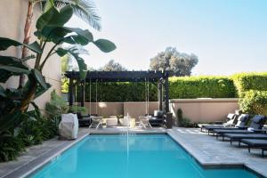 Bazén v ubytování Hotel Amarano Burbank-Hollywood nebo v jeho okolí