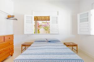 a bedroom with a bed and a window at GB115 Linda Casa 4 suítes a 250m da praia - Guarajuba in Camacari +51 photos