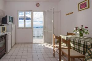 Η κουζίνα ή μικρή κουζίνα στο Holiday Home Biserka