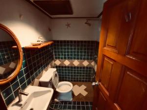 Un baño con inodoro, lavabo y espejo. en Best Seller Beach Villa Full View At Kohchang Resort, en Ko Chang 19 fotos más