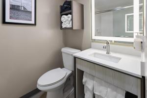 Koupelna v ubytování Ramada by Wyndham Parsippany + 23 fotografií