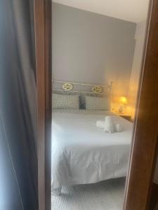 Postel nebo postele na pokoji v ubytování Emvelia Suites
