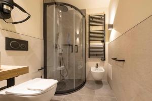 un bagno con doccia, WC e lavandino di Italianflat - Verona's River, FREE PARKING for car & bike, nature, relax a Verona