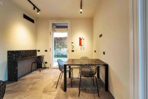 una sala da pranzo con tavolo, sedie e camino di Italianflat - Verona's River, FREE PARKING for car & bike, nature, relax a Verona