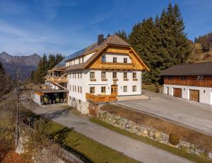 an overhead view of a large white house at Lenzlhof in Mariapfarr