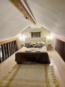 una camera da letto con un grande letto in mansarda di Quinta de Ribas ad Amarante Altre 81 foto