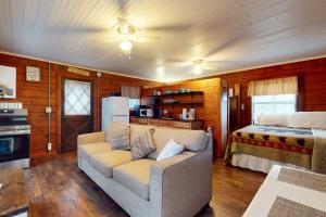 Кухня или мини-кухня в Cozy Cabin
