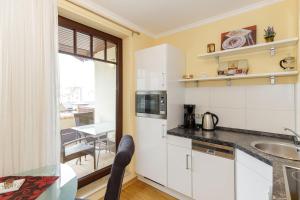 Η κουζίνα ή μικρή κουζίνα στο Urlaubstraeume-am-Meer-Wohnung-4-11-9772