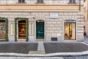 un edificio con una porta verde su una strada di New opening Spagna Suite a Roma