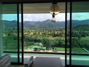 a room with a large window with a view of the mountains at Panorama view of the world in Phayayen