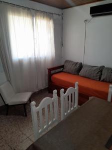 ein Schlafzimmer mit einem Bett, einer Couch und einem Sessel in der Unterkunft Alojamiento Rivadavia in General Villegas