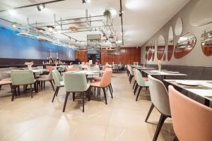 a dining room with tables and chairs in a restaurant at Apto c otima localizacao a 120m da praia de Tambau in Tambaú