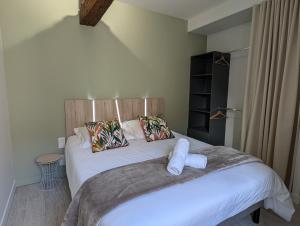 een slaapkamer met een bed met twee handdoeken erop bij Maison chaleureuse au cœur du centre ville in Pornic