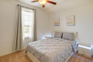 Katil atau katil-katil dalam bilik di 22 Mi to Dtwn Houston Spacious Baytown Home!
