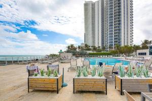 Bazén v ubytování Oceanfront Studio with Pool at Sunny Isles Beach! nebo v jeho okolí