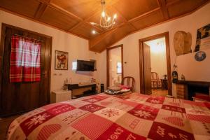 セリーナにあるParadise La Tanaのベッドルーム1室(赤と白のキルトのベッド1台付)