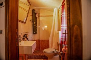 セリーナにあるParadise La Tanaのトイレと洗面台のある小さなバスルーム +34枚の写真