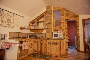 セリーナにあるParadise La Tanaの木製のキャビネットとカウンタートップを備えたキッチン