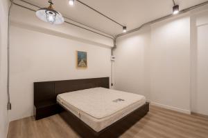 Postel nebo postele na pokoji v ubytování Silom Condominium