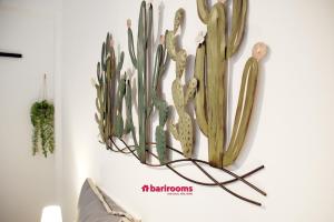 una pared de cactus en una pared blanca en BARI ROOMS Central Station, en Bari