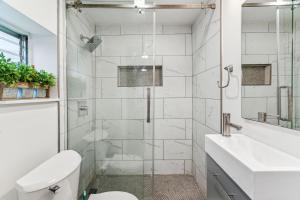 Un baño con ducha, inodoro y lavabo. en Luxurious couples suite KING BED, romantic, central, wifi, en Filadelfia