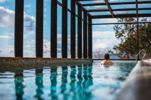 Bazén v ubytování Hotel AWA Puerto Varas nebo v jeho okolí
