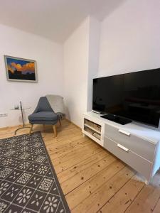 Una sala de estar con un televisor de pantalla plana grande. en Family Friendly Mountain House, en Eisenerz