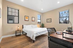 Ένα ή περισσότερα κρεβάτια σε δωμάτιο στο Luxury Living Modern Midtown Ensuite Baths Patio