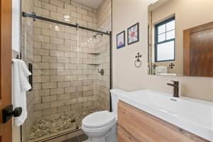 Ένα μπάνιο στο Luxury Living Modern Midtown Ensuite Baths Patio +43 φωτογραφίες