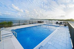 Bazén v ubytování Brand New Oceanside Paradise Waterfront with Pool and Hot Tub nebo v jeho okolí