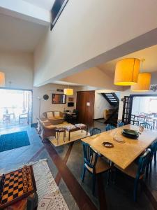 ein Wohnzimmer mit Tisch und Couch in der Unterkunft Pousada Casa Manacá - Búzios in Búzios