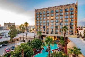 Bazén v ubytování Hotel Lucerna Ciudad Juarez nebo v jeho okolí