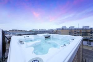 una vasca da bagno sul tetto di un edificio di Penthouse with Hot Tub by Cambridge Station a Cambridge