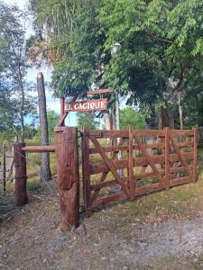 ein Holztor mit einem Schild dahinter in der Unterkunft Chacra el Cacique in Curuzú Cuatiá