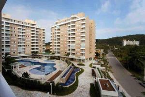Πισίνα στο ή κοντά στο Apartamento Novo - 3 dormitórios - Praia da Riviera