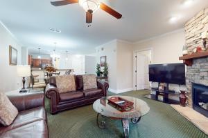 Una sala de estar con muebles de cuero y chimenea. en Bon Air Unit 4032, en Gatlinburg