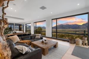 Nespecifikovaný výhled na hory nebo výhled na hory při pohledu z prázdninového domu