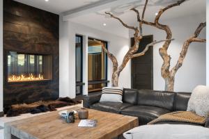 Posezení v ubytování Eagles Wings Luxe Yellowstone Retreat Condé Nast