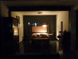 a bedroom with a bed in a room with a window at Casa Mi viejo San Juan in San Juan Teotihuacán
