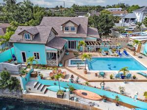 una vista aerea di una casa con piscina di NEW LUXE Caribbean Cottage in THE BAHAMAS with Canal Access! a Nassau